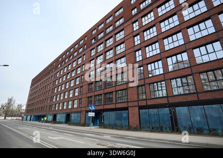 nouvel immeuble d'appartements dans l'ancien chantier naval de gdansk pologne Banque D'Images