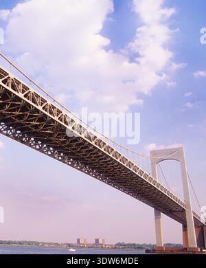 Pont Bronx Whitestone Bridge un pont suspendu reliant le Bronx et Manhattan New York City, au-dessus de East River jusqu'au parc Ferry point dans le Queens New York, aux États-Unis Banque D'Images