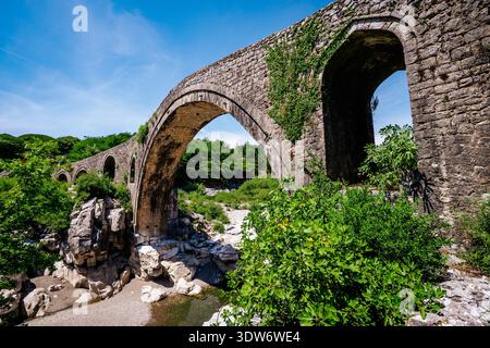 Vue en bas angle du pont de Mesi, un pont monumental en arc de pierre du XVIIIe siècle situé près de Shkodër, Albanie. L'image met en valeur l'impressionnant ottom Banque D'Images