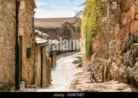 Mur de pierre historique à Tui, Espagne, présentant des textures vieilles et une architecture traditionnelle. Banque D'Images