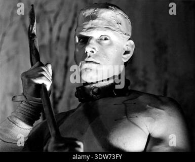 DAVID / DAVE PROWSE comme le monstre dans L'HORREUR DE FRANKENSTEIN (1970) réalisateur / producteur JIMMY SANGSTER scénario Jeremy Burnham et Jimmy Sangster basé sur des personnages créés par Mary Shelley musique Malcolm Williamson Hammer films / EMI films Banque D'Images