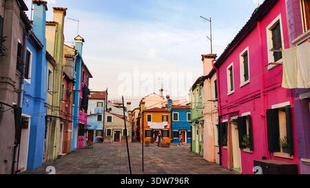 Burano, Venezia, Italy, 12-02-2017 Description : Rue colorée avec buanderie dans l'île de Burano, Venise. Banque D'Images