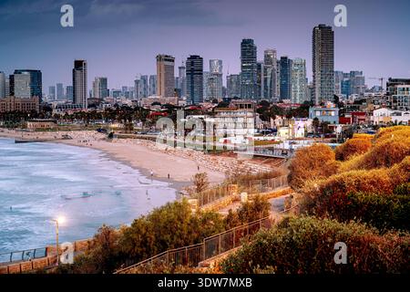 Vue de nuit tel Aviv depuis la côte, Israël. Gratte-ciel modernes au moyen-Orient. Banque D'Images