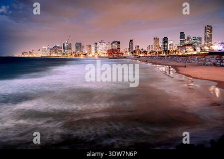 Côte de tel Aviv la nuit, ville du moyen-Orient, Israël. Banque D'Images