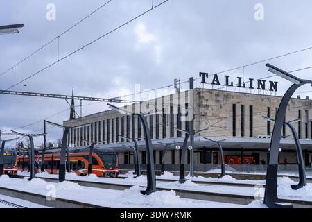 Tallinn, Estonie – 9 janvier 2026 : trains électriques Elron sur les quais enneigés de la gare de Balti Jaam avec panneau Tallinn visible. Banque D'Images