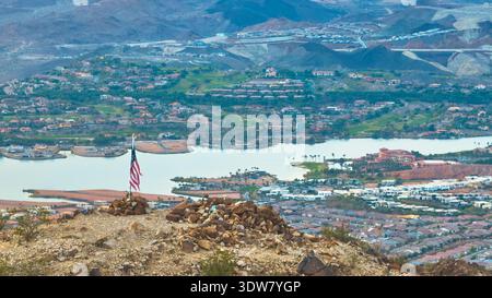 Drapeau américain aérien sur Lava Butte surplombant le lac Las Vegas et le paysage de montagne Banque D'Images