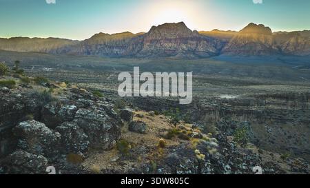 Chaîne de montagnes Red Rock Canyon et paysage désertique de l'heure d'or aérienne Banque D'Images