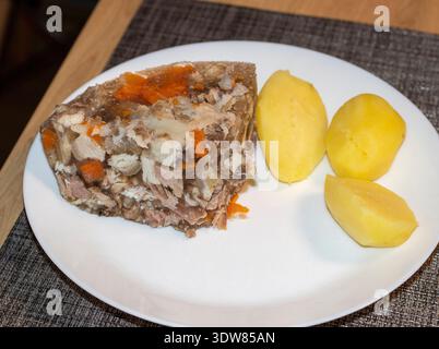 Gros plan de l'aspic et des pommes de terre cuites maison Banque D'Images