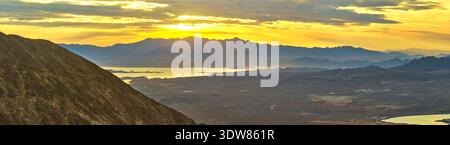 Levé de soleil Panorama Mountain Desert Valley et lac dans le sud-ouest du Nevada Banque D'Images