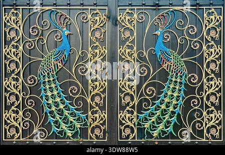 Belles portes en métal avec un paon sur eux. Banque D'Images