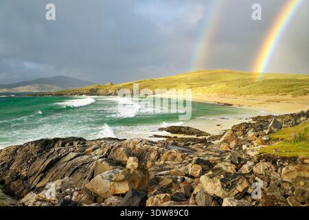 Nisabost Beach à Traigh IAR entre Borve et Seilebost sur Harris. Vue au nord de l'île de Taransay derrière. Hébrides extérieures, Écosse. Double arc-en-ciel Banque D'Images