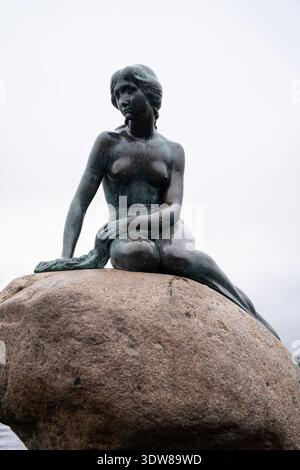 La statue de bronze de la petite Sirène sur le rocher dans le port de Copenhague Banque D'Images