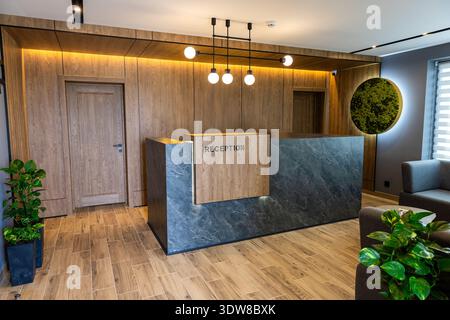 L'intérieur moderne de la réception de l'hôtel est décoré dans un hall élégant et bénéficie d'un éclairage chaleureux Banque D'Images