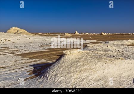Beau paysage avec des roches minérales blanches et du sable dans le désert Blanc près de l'oasis de Farafra en Egypte Banque D'Images