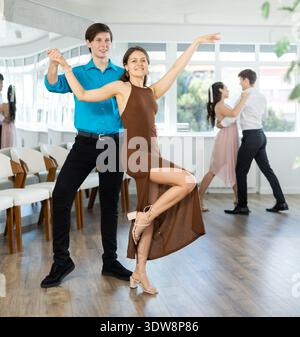 Couple jeune femme et homme dansant des danses latines Banque D'Images