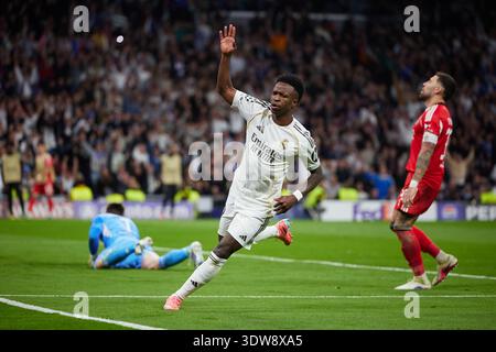 MADRID, ESPAGNE - FÉVRIER 25 : Vinicius Junior du Real Madrid célèbre après avoir marqué le deuxième but de son équipe lors de l'UEFA Champions League 2025/26 League Knockout Play-off second Leg match entre le Real Madrid C.F. et SL Benfica à l'Estadio Santiago Bernabeu le 25 février 2026 à Madrid, Espagne. (Photo de QSP) Banque D'Images