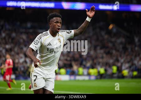 MADRID, ESPAGNE - FÉVRIER 25 : Vinicius Junior du Real Madrid célèbre après avoir marqué le deuxième but de son équipe lors de l'UEFA Champions League 2025/26 League Knockout Play-off second Leg match entre le Real Madrid C.F. et SL Benfica à l'Estadio Santiago Bernabeu le 25 février 2026 à Madrid, Espagne. (Photo de QSP) Banque D'Images