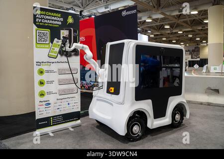 Exposition d'un robot de chargement autonome de VE au salon international de l'auto du Canada. Toronto, Canada - 18 février 2026. Banque D'Images