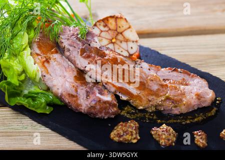 Porc frit à l'ail, poivron, légumes verts, moutarde de dijon Banque D'Images