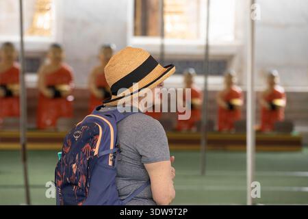 BANGKOK, THAÏLANDE. 4 FÉVRIER 2026 : femme senior avec sac à dos explorant le temple thaïlandais, mouvement, photo franche, profil latéral, Wat Rakhang. Banque D'Images