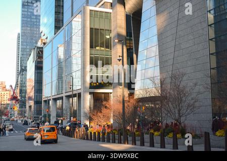 New York City, États-Unis – 14 février 2026 : développement urbain contemporain à Hudson Yards dans le West Side de Manhattan. Banque D'Images