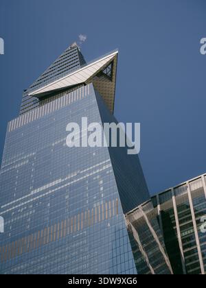 New York City, États-Unis – 14 février 2026 : perspective verticale du pont d'observation Edge s'élevant au-dessus de Hudson Yards à Manhattan. Banque D'Images