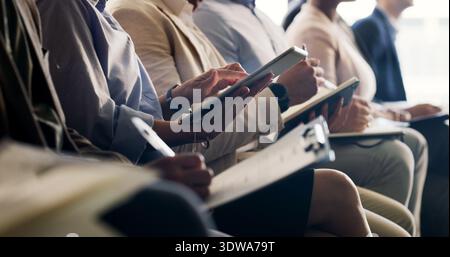 Hommes d'affaires, mains ou réunion avec présentation en rangée pour atelier, conférence ou séminaire. Groupe, employés ou collègues écrivant avec des cahiers Banque D'Images