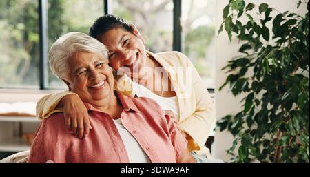 Câlin, mère senior et femme à la maison avec le sourire, l'amour ou le lien avec le portrait. Salon, maman âgée et fille adulte avec une famille heureuse Banque D'Images