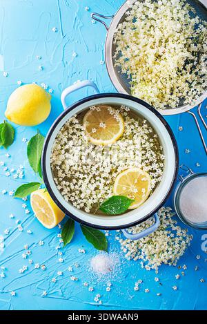 Procédé de fabrication d'une boisson d'été, faite à partir de la fermentation naturelle de fleurs de vieillesse dans l'eau citron et sucre. Préparation de sirop de fleur de sureau Banque D'Images