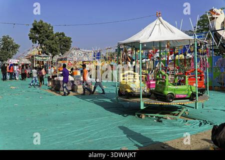 Petit carrousel avec des voitures jouets à une foire, Pushkar Mela, Pushkar, Big Camel et marché de bétail, Rajasthan, Inde du Nord Banque D'Images