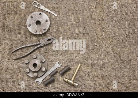 Vieux outils rouillés et détails sur le tissu rugueux. Instruments sur sac Banque D'Images