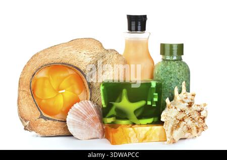Savons faits à la main et outils de soins de beauté sur fond blanc Banque D'Images