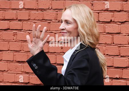 Milan, Italie. 25 février 2026. UMA Thurman, une actrice américaine, arrive au Fendi Fashion Show pendant la Fashion week féminine de Milan automne/hiver 2026/2027 à Milan, Italie, le 25 février 2026. (Photo de Alessandro Bremec/NurPhoto) crédit : NurPhoto SRL/Alamy Live News Banque D'Images