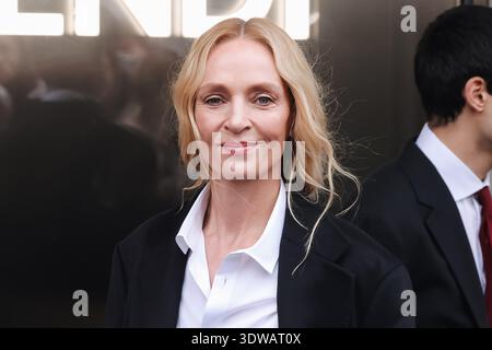 Milan, Italie. 25 février 2026. UMA Thurman, une actrice américaine, arrive au Fendi Fashion Show pendant la Fashion week féminine de Milan automne/hiver 2026/2027 à Milan, Italie, le 25 février 2026. (Photo de Alessandro Bremec/NurPhoto) crédit : NurPhoto SRL/Alamy Live News Banque D'Images