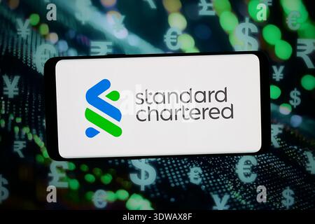 Stuttgart, Allemagne - 2026-02-02 : dans cette illustration photo, le logo de la société financière Standard Chartered plc est affiché sur un smartphone Banque D'Images