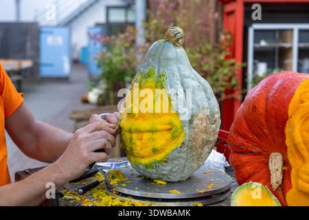 Citrouille décorative sculptée à la main pour l'activité artisanale d'automne en plein air d'Halloween Banque D'Images