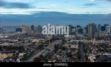 Vue aérienne des gratte-ciels de la ville perçant l'horizon, avec la baie scintillante au loin, San Diego, Californie, États-Unis. Banque D'Images