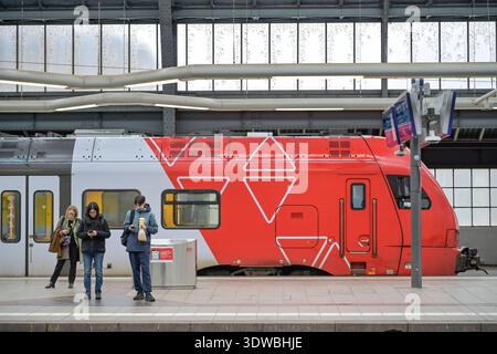 RegionalExpress, Hauptbahnhof, Karlsruhe, Baden-Württemberg, Deutschland *** Regional Express, Central Station, Karlsruhe, Baden Württemberg, Allemagne Banque D'Images