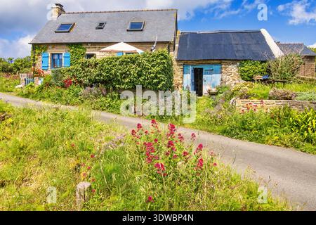 Chalet idyllique en bord de route dans la campagne française avec des fleurs en fleurs Banque D'Images