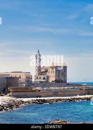 Vue arrière de la Basilique Cathédrale de l'Assomption de Marie à Trani, Pouilles, Italie. Architecture romane historique et atmosphère méditerranéenne Banque D'Images