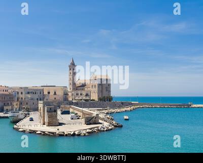 Vue arrière de la Basilique Cathédrale de l'Assomption de Marie à Trani, Pouilles, Italie. Architecture romane historique et atmosphère méditerranéenne Banque D'Images