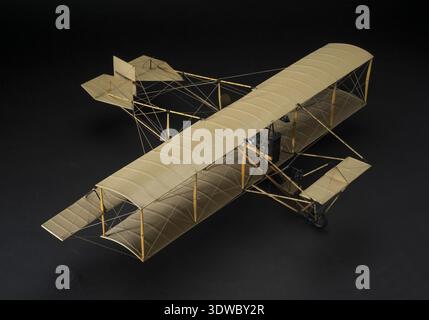 Modèle, statique, Curtiss d, 1910 circa 1940 est un modèle d'affichage en bois à l'échelle 1 :16 représentant l'avion biplan Curtiss d pousseur de 1910. Le Curtiss d était un biplan américain conçu par Glenn H. Curtiss et utilisé dans les vols d'exposition avant la première Guerre mondiale. L'image d'archive enregistre cette épreuve photographique historique d'un modèle à l'échelle de bois fini en couleur naturelle. Banque D'Images