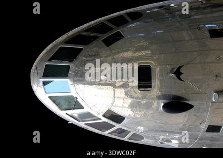 Le Boeing 307 Stratoliner, dont le premier vol remonte à la fin de 1938, fut le premier avion de ligne à avoir un fuselage pressurisé, lui permettant de voler au-dessus de la plupart des intempéries. Il transportait 33 passagers et naviguait à 6 096 mètres (20 000 pieds), maintenant une pression de cabine équivalente à 2 438 mètres (8 000 pieds). Cette image historique montre le Clipper Flying Cloud, qui était exploité par Pan American Airways. Boeing a restauré cet avion en 2001. Dix Stratoliners ont été construits, le prototype perdu dans un accident. Banque D'Images