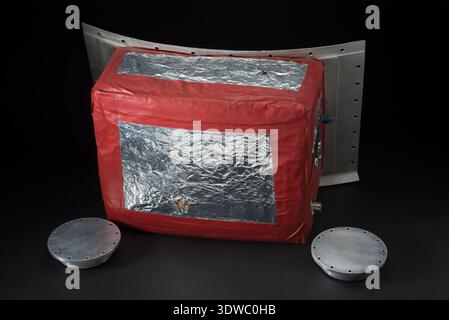 Biocapsule, Primate est la capsule spatiale qui a transporté Baker, un singe écureuil femelle, lors du vol de fusée Jupiter du 28 mai 1959 effectué par l'Agence des missiles balistiques de l'armée au Cap Canaveral. Atteignant environ 300 miles d'altitude et des vitesses proches de 10 000 mph, la mission s'est conclue par une récupération d'environ 1 500 miles au-dessous de la portée des navires de l'US Navy, contribuant ainsi à la mise au point de vols spatiaux humains. L'image d'archives enregistre la capsule transférée plus tard au Musée national de l'Air et de l'espace en 1960. Banque D'Images