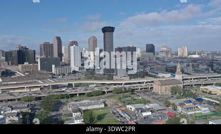 Vue aérienne des imposants gratte-ciel perçant la ligne d'horizon contrastant avec l'église historique ci-dessous, la Nouvelle-Orléans, Louisiane, États-Unis. Banque D'Images
