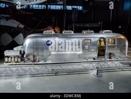 Mobile Quarantine Facility était une remorque Airstream convertie construite par la NASA en 1969 pour isoler les astronautes Apollo revenant de la Lune. Une unité héberge Neil Armstrong, Buzz Aldrin et Michael Collins après Apollo 11, restant avec eux pendant plus de 60 heures à bord de l'USS Hornet avant d'être transféré à la base aérienne de Hickam et à la base aérienne d'Ellington. L'image d'archive documente la remorque de quarantaine utilisée dans les premières missions lunaires. Banque D'Images