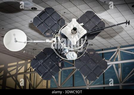 Lunar Orbiter était une série de cinq engins spatiaux de la NASA lancés en 1966-1967, pour effectuer une cartographie photographique détaillée de la Lune avant l'atterrissage d'Apollo. Construites pour le Centre de recherche Langley de la NASA par Boeing et lancées sur des fusées Atlas-Agena, les missions ont fourni une couverture orbitale équatoriale et polaire. L’image d’archive montre une maquette d’ingénierie utilisée pour représenter la configuration structurelle du vaisseau spatial. Banque D'Images