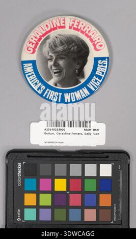 Sally Ride (1951-2012) était une astronaute américaine qui a volé à bord de la navette spatiale Challenger et est devenue la première femme américaine dans l'espace en 1983. L'image d'archive documente un bouton de campagne de Geraldine Ferraro de 1984 appartenant à Ride pendant la vice-présidence de Ferraro avec Walter Mondale lors de l'élection présidentielle américaine. Banque D'Images