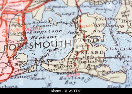 Carte du Royaume-Uni du début des années 1970. Villes et villages. Hayling Island, Hampshire, Angleterre. La carte montre la ligne de chemin de fer depuis désaffectée et retirée Banque D'Images