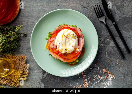 Petit déjeuner pain grillé bagel avec oeuf poché Banque D'Images